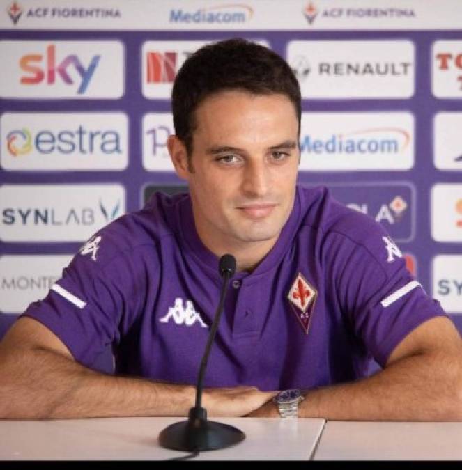 El mediocampista Giacomo Bonaventura fue presentado de manera oficial como nuevo jugador de la Fiorentina. El mediocentro de 31 años llega procedente del AC Milan con la carta de libertad.