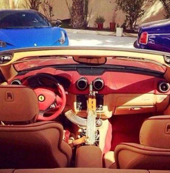 Según las imágenes en la cuenta de Instagram de Iván Archivaldo, el joven cuenta con una flotilla de autos de lujo, entre estos varios Ferrari y BMW.