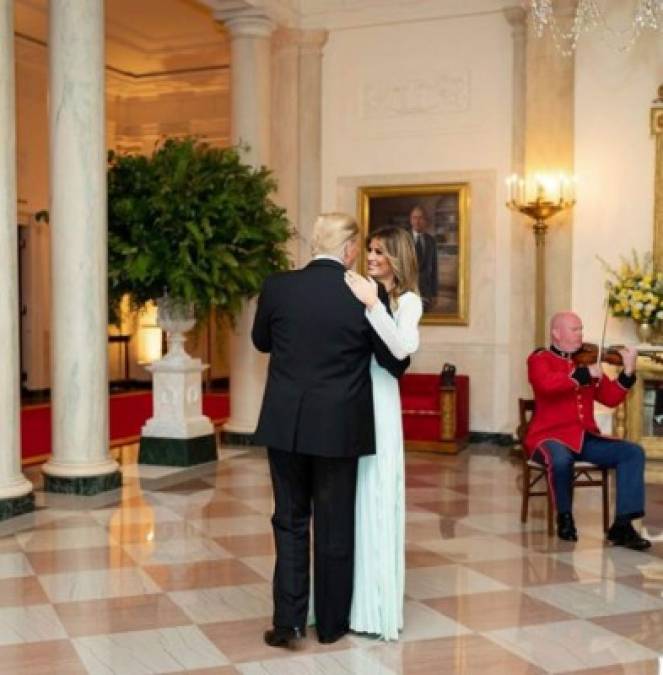 Tras la cena, Trump invitó a Melania a un breve baile captado por el fotógrafo de la Casa Blanca en una imagen que se ha viralizado en redes sociales.