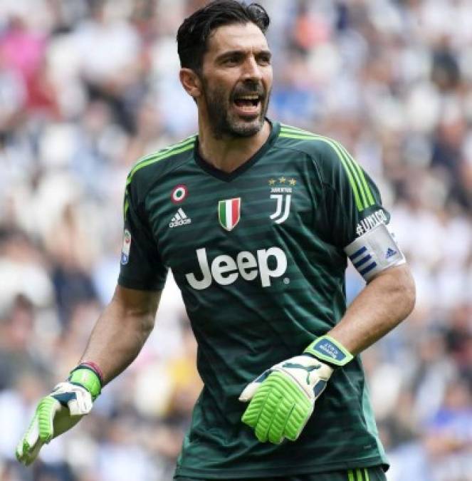 Bombazo. El portero italiano Gianluigi Buffon llegaría a nada más y nada menos que al poderoso PSG. Tras poner fin el sábado a 17 temporadas como jugador de la Juventus, Firmará un contrato de dos años y tendrá un salario acorde con su caché. Informó SKY Italia.