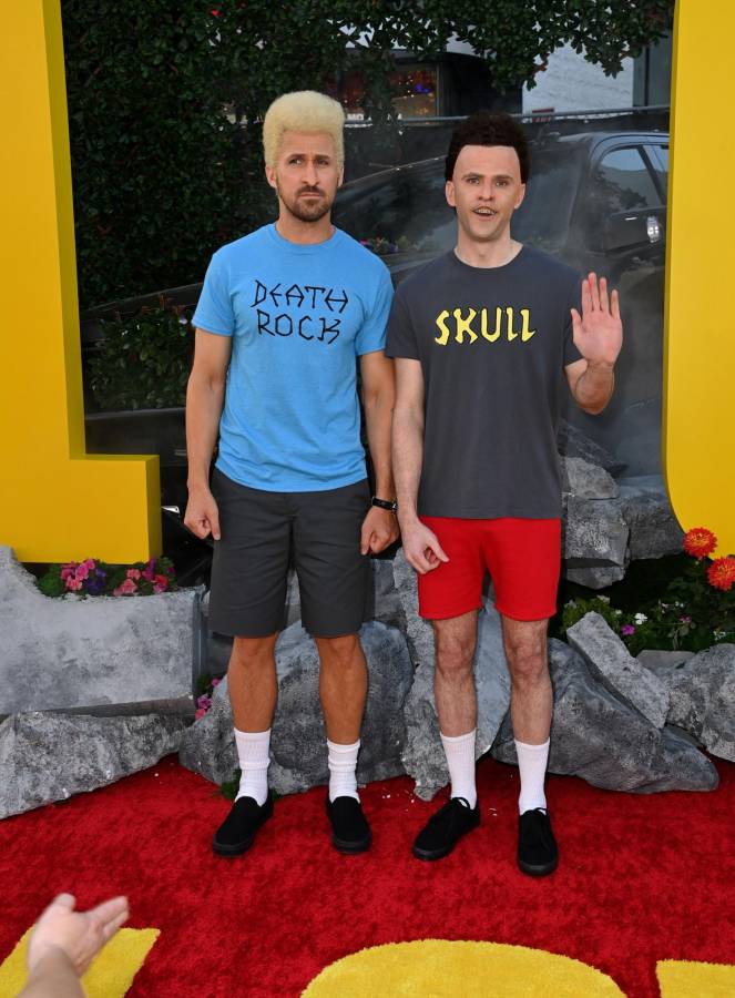 Ryan Gosling y Mikey Day disfrazados como Beavis and Butthead, de la popular serie animada de MTV, retomaron sus personajes inspirados por el éxito de su sketch viral de Saturday Night Live estrenado el 13 de abril pasado.