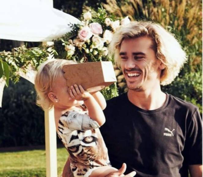 Antoine Griezmann - El delantero francés del Atlético de Madrid con su hija Mia.