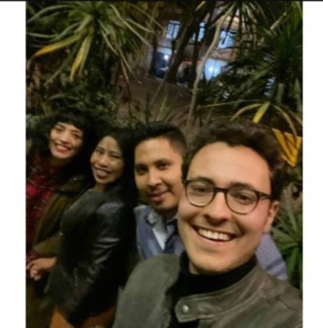 Después en otra fotografía en donde ambos aparecen sonrientes junto a un grupo de amigos, entre ellos también aparece la cantante chilena Mon Laferte.<br/>