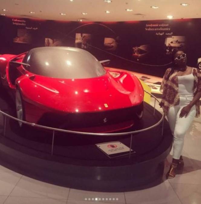En esta imagen, Johnson presume su visita a una exhibición de Ferrari.