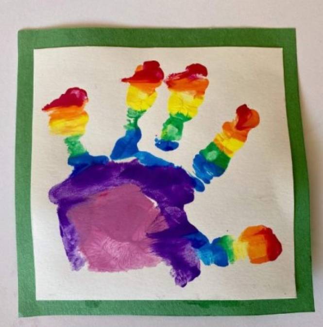 Sus orgullosos padres también han querido compartir esa 'obra de arte' que ha creado el benjamín de la familia en la cuenta oficial en Instagram del palacio de Kensington.