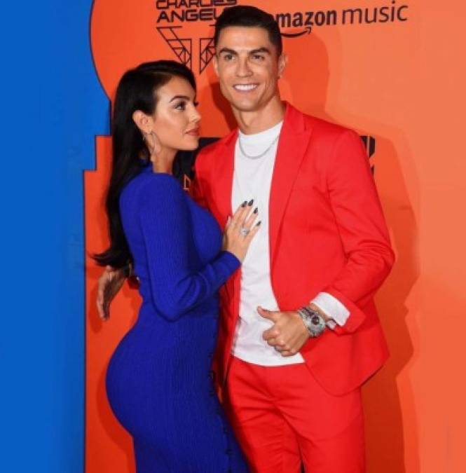 Georgina contestó a las especulaciones publicando varias fotos con Cristiano, junto a textos románticos como 'Mirarte a los ojos y poder ver que allí está mi mundo.'