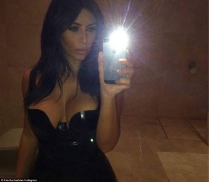 Los sexys selfies de Kim en látex.