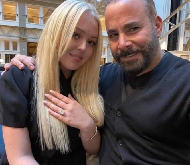 El anillo de Tiffany fue comprado por su ahora prometido en la tienda en Dubái del joyero Samer Halimeh, que posó con la feliz pareja.