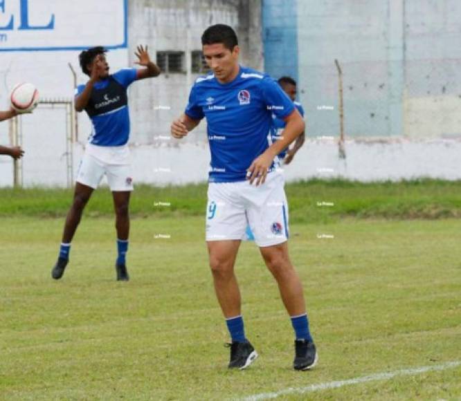 Johnny Leverón: Pero Troglio lo anunció como uno de los defensores centrales del Olimpia, hará pareja en la zaga central con Jonathan Ferrari.