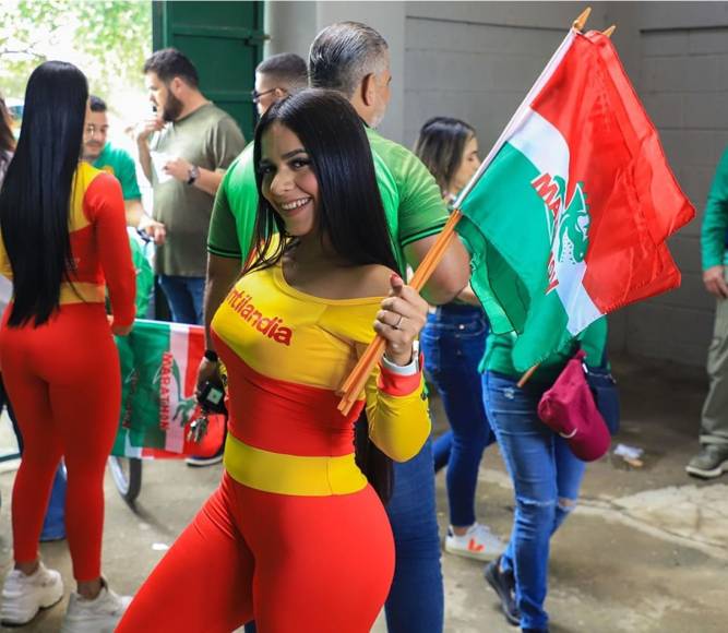 En la entrada al estadio, bellas edecanes regalaron banderas del Marathón a los aficionados verdolagas.