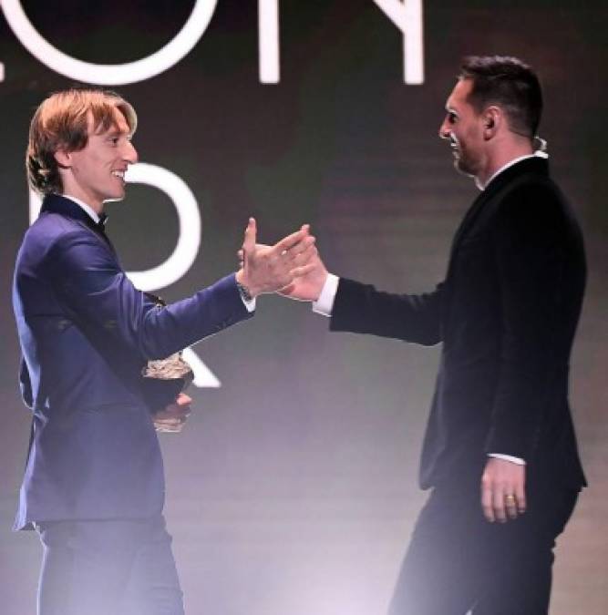 Luka Modric fue el encargado de entregarle el Balón de Oro 2019 a Lionel Messi.