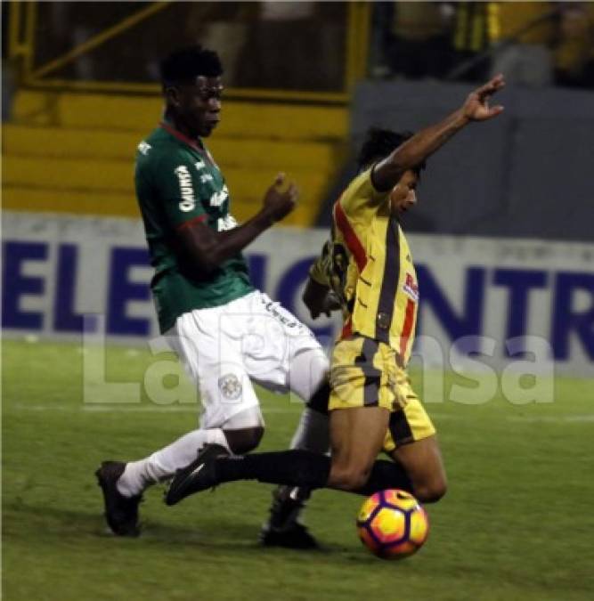 El futbolista del Real España cayó al césped tras la falta de Bryan Barrios.