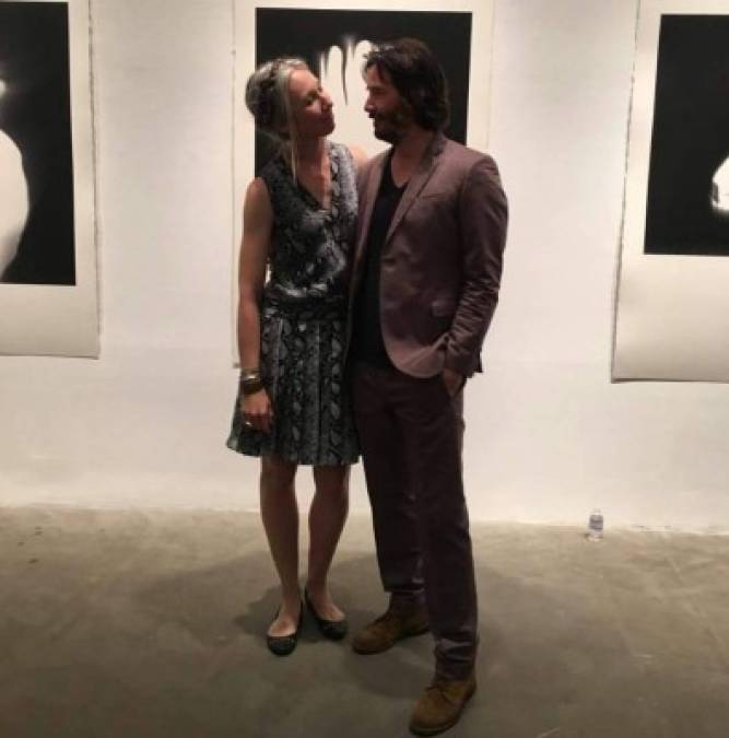 Keanu aparece en varias instantáneas en la página de Instagram de Alexandra, incluida una dulce foto de los dos abrazados para celebrar el lanzamiento de Shadows en 2016. <br/>