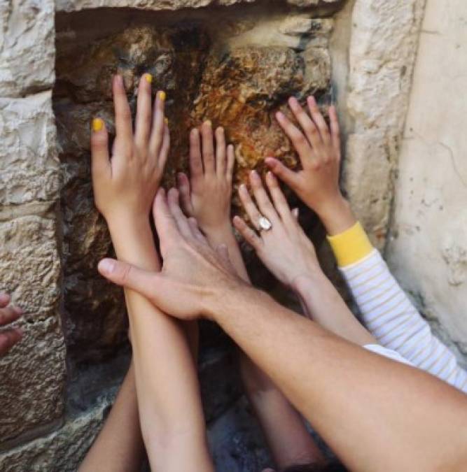 La familia visitó algunos de los mayores atractivos de Tierra Santa, como el Muro de los Lamentos, el lugar sagrado del judaísmo, y el Santo Sepulcro, uno de los principales templos del cristianismo.