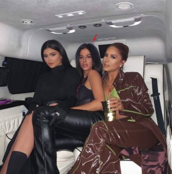 Detrás de la famosa familia Kardashian-Jenner hay un sinfín de peluqueros, maquilladores, niñeros y personas de confianza que les hacen la vida un poco más fácil y que suelen permanecer en un discreto segundo plano, pero Victoria Villarroel aprendió una o dos cosas de Kylie.