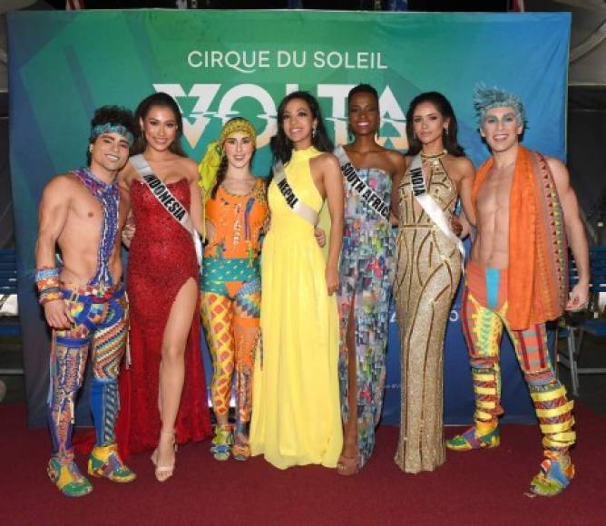 Representantes de Asia y África cautivaron con sus coloridos vestidos.