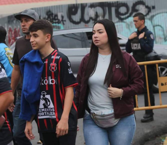 Muchas madres llegaron con sus hijos para ver el partido de la final de vuelta de Liga Concacaf 2022.