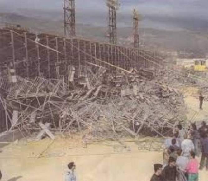 Caida de la tribuna del Stade Armand Césari, Francia (1992). Ese día, el Bastia se enfrentaba al Olympique de Marsella en un partido de semifinal de la Copa de Francia. Antes del partido, la grada se derrumbó, matando a 18 personas y dejando además 2300 heridos.
