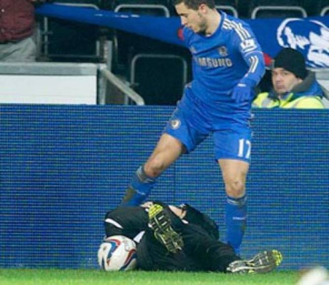 Eden Hazard: En enero del 2013, el mediocampista belga del Chelsea agredió a un recogebalones en un duelo ante Swansea correspondiente al torneo de Copa en Inglaterra. El crack que ahora le interesa al Real Madrid le lanzó una patada al chico ya que no le pasaba la pelota.