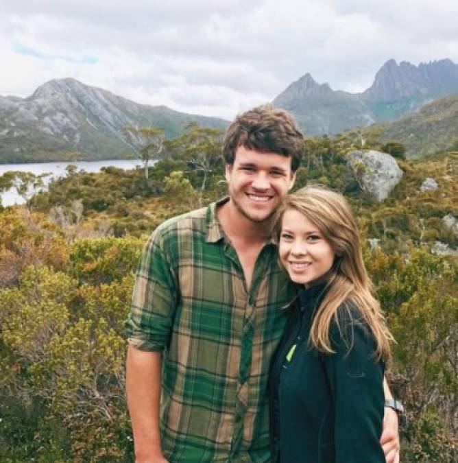 Bindi Irwin compromete el 10% de su salario a los guerreros de la fauna , la caridad fundada por su familia en 2002. Actualmente está feliz y tiene un guapo novio que comparte sus mismas pasiones.