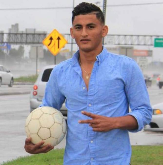 Fayron Barahona terminó su carrera profesional a corta edad debido a que su vida corría peligro en Honduras ya que en su momento aseguró que recibió amenazas de muerte. Posteriormente se fue a Estados Unidos en donde fue detenido por gente de migración en el aeropuerto de debido a los registros de estancia en USA.