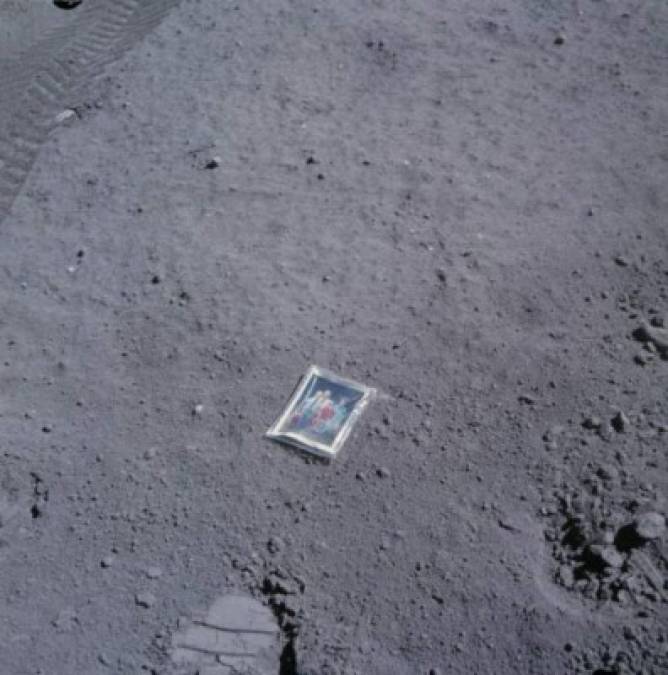 Durante la misión Apolo 16, Charles Duke dejó una foto de su familia en la luna, envuelta en una bolsa de plástico. <br/>