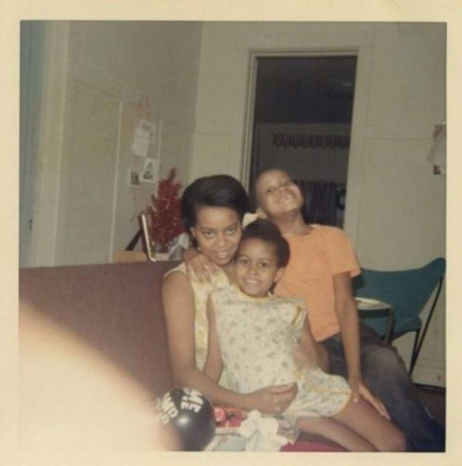 'Es imposible que una imagen capture realmente lo que mi madre, Marián, ha significado para mí', dijo la ex primera dama de EEUU, en esta foto de su infancia.<br/>