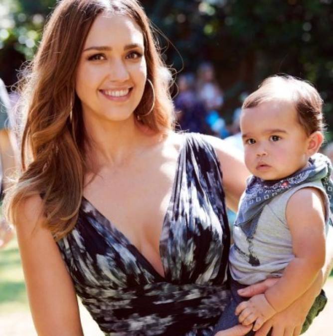 Jessica Alba<br/><br/>La actriz recibió el año 2018 con bebé en brazos. En la víspera del año nuevo Alba se convirtió en madre por tercera ocasión, dando la bienvenida a un varón: Hayes Alba Warren.<br/>