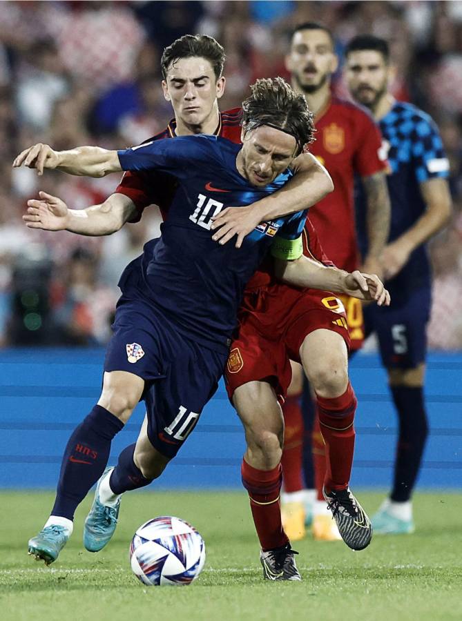 Gavi recibió tarjeta amarilla por esta falta contra Luka Modric.