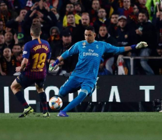 Keylor Navas (8 puntos): como es habitual en Copa del Rey, fue el portero elegido y se reivindicó en el Camp Nou con una gran actuación. Sacó un mano a mano con Malcom para empezar que disparó su confianza, se alió con la fortuna en un testarazo al travesaño de Rakitic, voló para sacar la mejor de Luis Suárez y nada pudo hacer en el tanto del Barcelona.