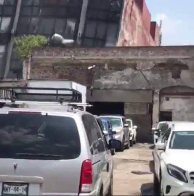 Ana de la Reguera posteó un video de un edificio derrumbándose en Instagram y Facebook.