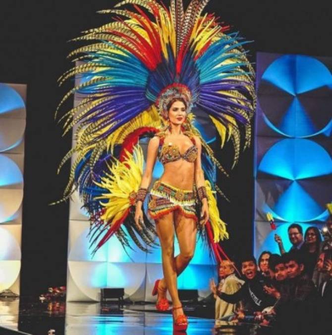 Miss Colombia lució un traje con los colores de Colombia.