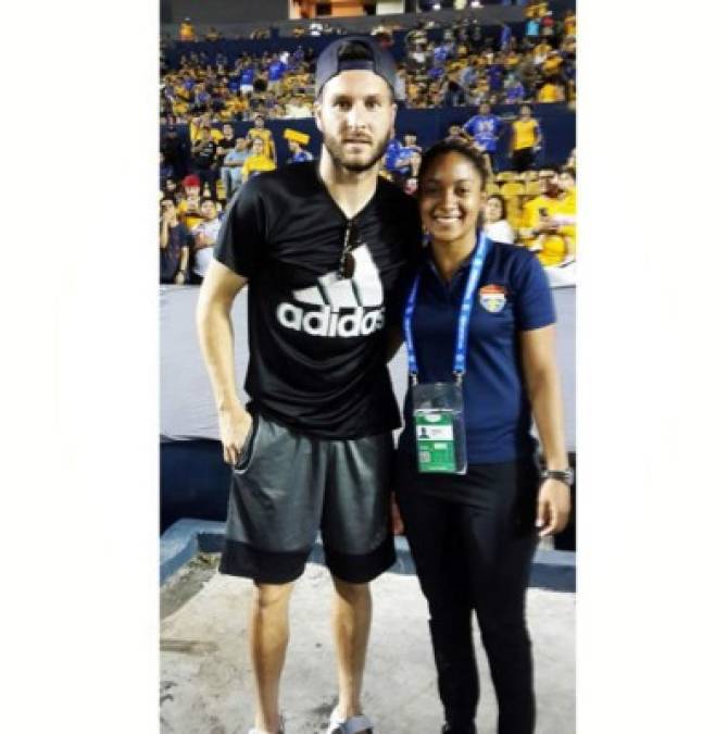 Leslie subió a su cuenta de Instagram esta imagen con el fracés de Tigres, André-Pierre Gignac.