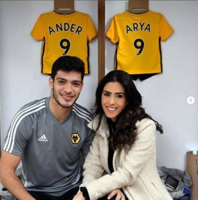 Raúl Jiménez, delantero mexicano del Wolverhampton Wanderers, subió esta imagen con su esposa y el siguiente mensaje: 'Que mejor manera de pasar San Valentín que con esta increíble sorpresa, y haciendo lo que más me gusta. Los amo'.