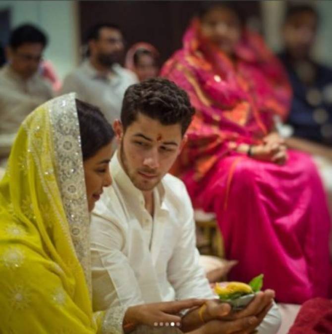Chopra y Jonas han tenido su ceremonia roka , una tradición en la India en la que ambas familias se unen para celebrar el compromiso de una pareja antes de casarse.