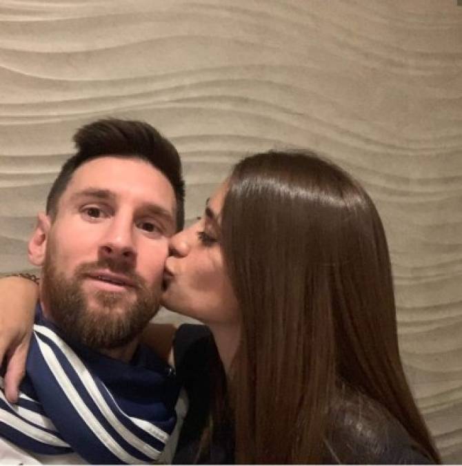 Antonela Roccuzzo llevó a sus tres hijos y acompañó a su esposo en la copa América realizada en Brasil.