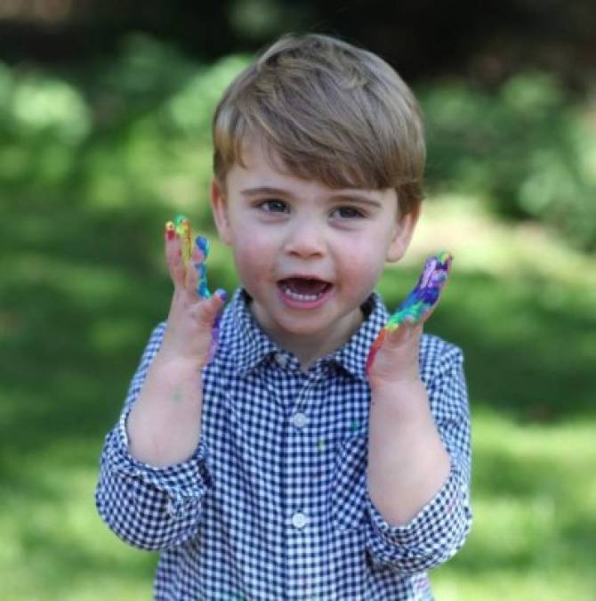 Para celebrar sus dos añitos los duques de Cambridge han hecho públicas una serie de fotografías del príncipe Louis; siguiendo la tradición, la sesión de fotos estuvo a cargo de su propia madre, Kate Middleton.<br/>