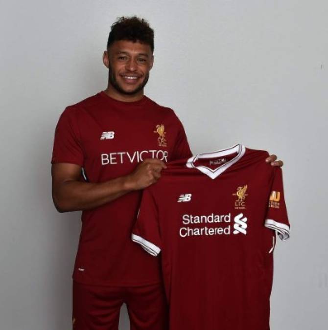 Alex Oxlade-Chamberlain ya se ha puesto la camiseta del Liverpool. El futbolista jugará las próximas temporadas en Anfield después de que el Liverpool se haya comprometido a pagar 38 millones de euros al Arsenal por el centrocampista.