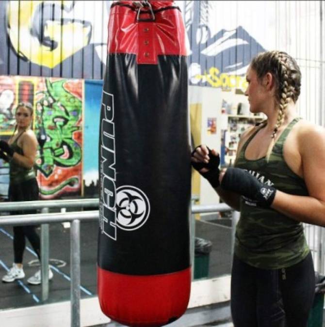 Hayley también dejó de tomar bebidas alcohólicas y comenzó a ejercitarse. Se levanta a las 5:30 de la mañana para entrenar y prepararse un desayuno saludable.