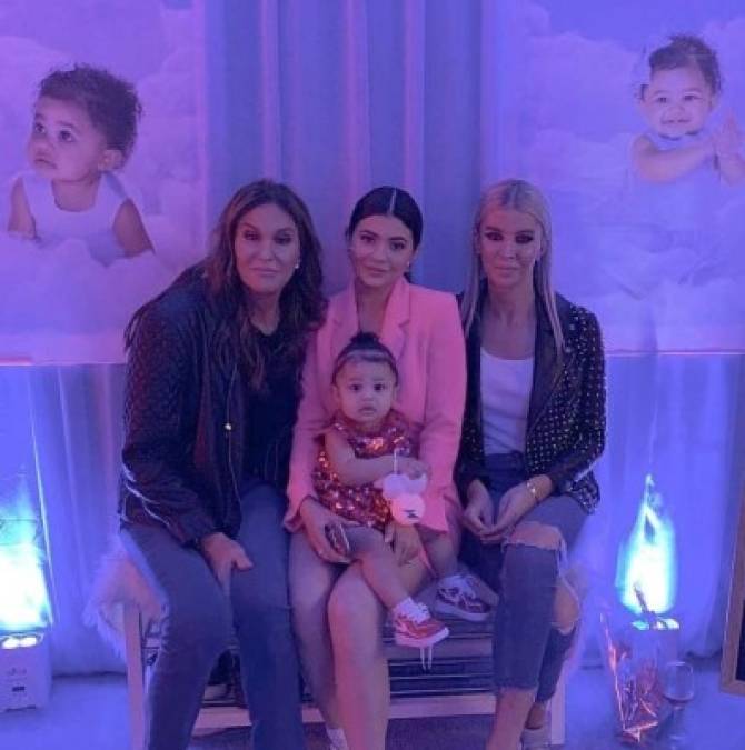 Kylie (c) celebró el primer año de su hija junto a su familia. Su padre, Caitlyn Jenner (i), estuvo entre los invitados. <br/>“Más que orgullosa de mi increíble hija por todos sus logros, pero especialmente orgullosa de lo increíble que es para su pequeña hija. ¡Y qué gran fiesta de cumpleaños! ¡Feliz primer cumpleaños, Stormi! ”, escribió Caitlyn en una publicación de Instagram con fotos y videos de la celebración.<br/>