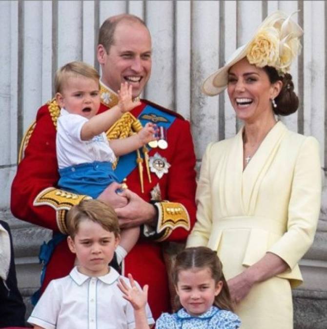Los pequeños de Kate Middleton y el Príncipe William maravillaron con sus gestos desde el balcón y las imágenes en redes sociales han desatado ternura y risas.