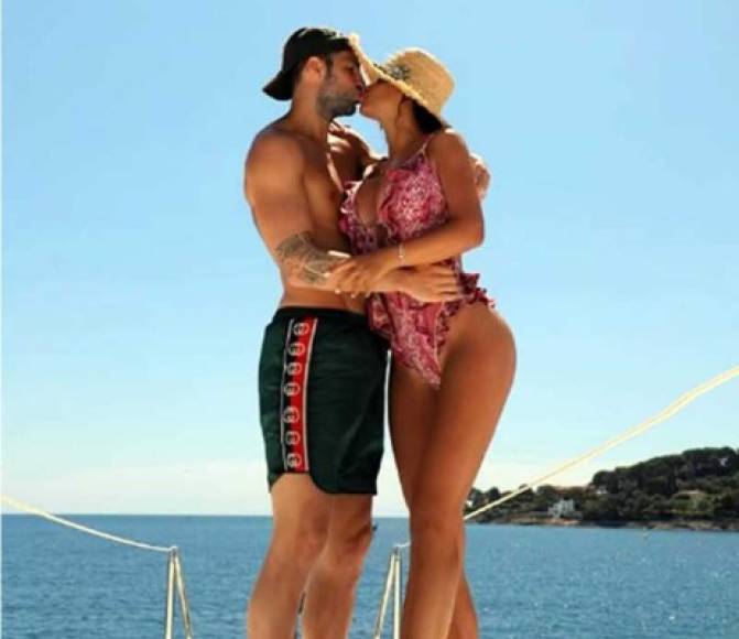 Césc Fábregas, centrocampista del Mónaco, ha disfrutado del verano con su bella esposa Daniella Semaan.