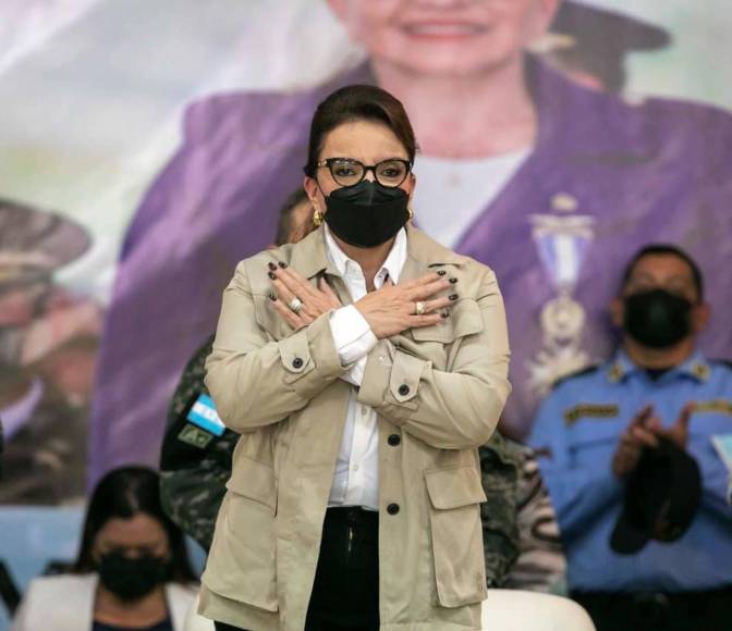 Mientras en el lanzamiento de la Policía Comunitaria, el 6 de julio en Santa Bárbara, Xiomara Castro lució una chaqueta color beige con un centro blanco y pantalón negro.