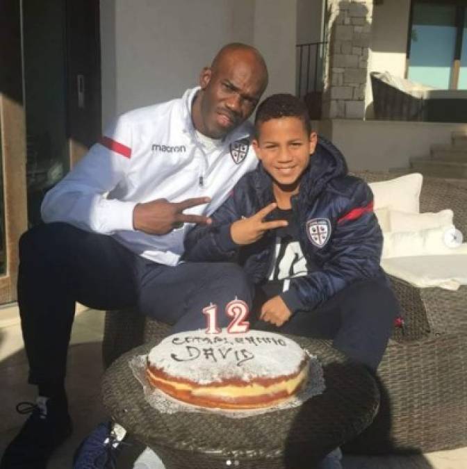 David Suazo junto a su hijo David Edoardo, quien nació en Cerdeña, Italia.