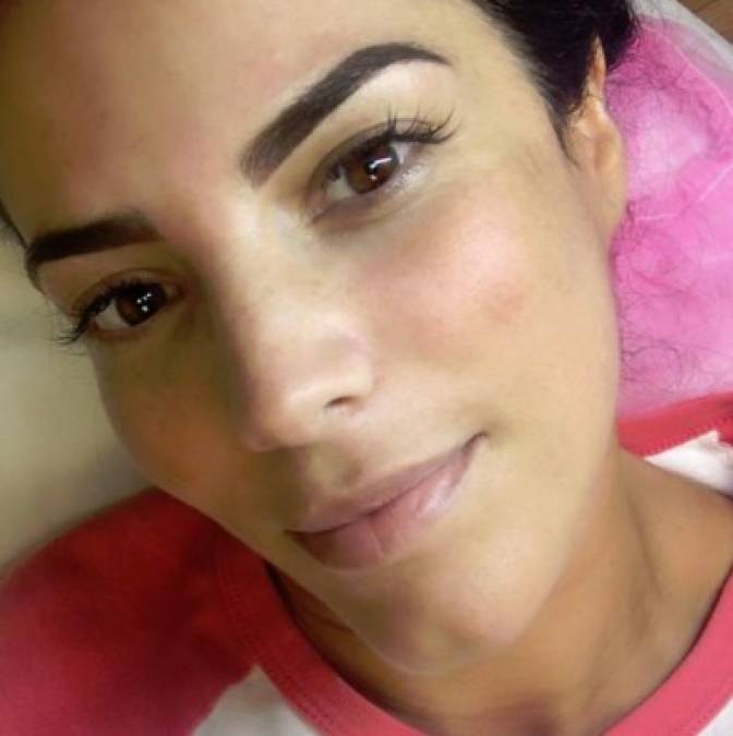 La actriz venezolana Gaby Espino colgó una foto en su cuenta de Instagram luciendo completamente diferente sin una gota de maquillaje. Espino ha estado haciendo carrera en el campo de la belleza y ha realizado varios tutoriales de maquillaje en sus redes sociales.