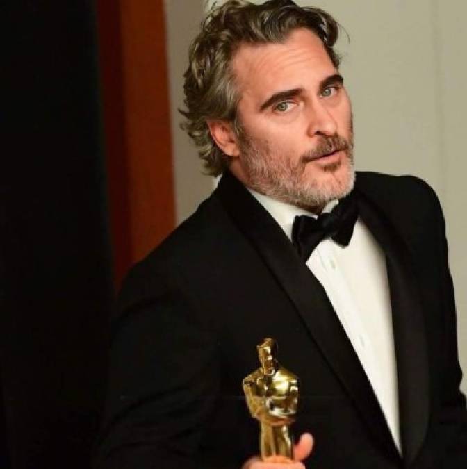 Joaquin Phoenix no solo ganó todos los premios a mejor actor en la temporada, también marco un hito histórico al hacer del Joker el primer personaje que consigue el Óscar a dos actores diferentes, anteriormente había sido entregado de manera póstuma.<br/><br/>