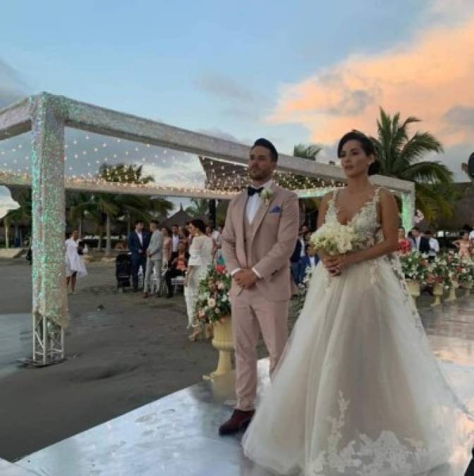 Villalobos lució un bello vestido de novia diseñado exclusivamente para ella por el colombiano Jorge Duque, quien también preparó dos atuendos más para que la actriz terminará la velada.