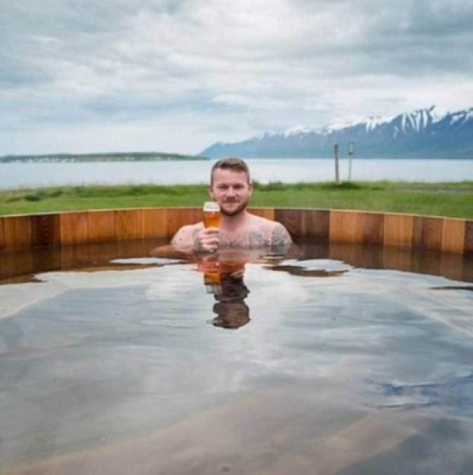 El capitán de Islandia es dueño de un spa de cerveza, el Bjórböðin SPA & Restaurant, el cual usa para relajarse y mantener su cuerpo a tono.