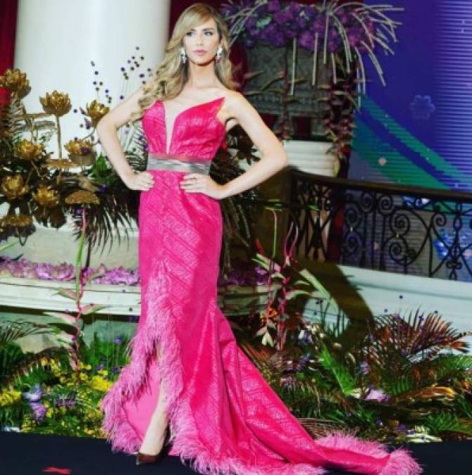 Ángela Ponce impuso su presencia con una vestido rojo entallado y un escote sensual.