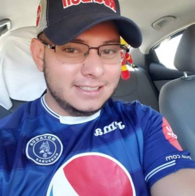 Estaban sepultando a Marlon David Amador Portillo, quien era comerciante e hijo del 'Gato Negro' Héctor Portillo Osorto.<br/>